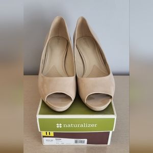 Brand new in box Naturalizer peep toe heel size 11